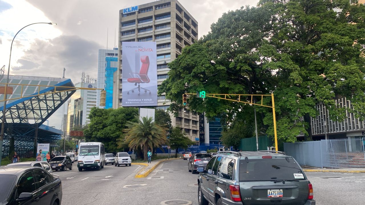 Straßenszene in Caracas mit Werbetafel im Hintergrund.