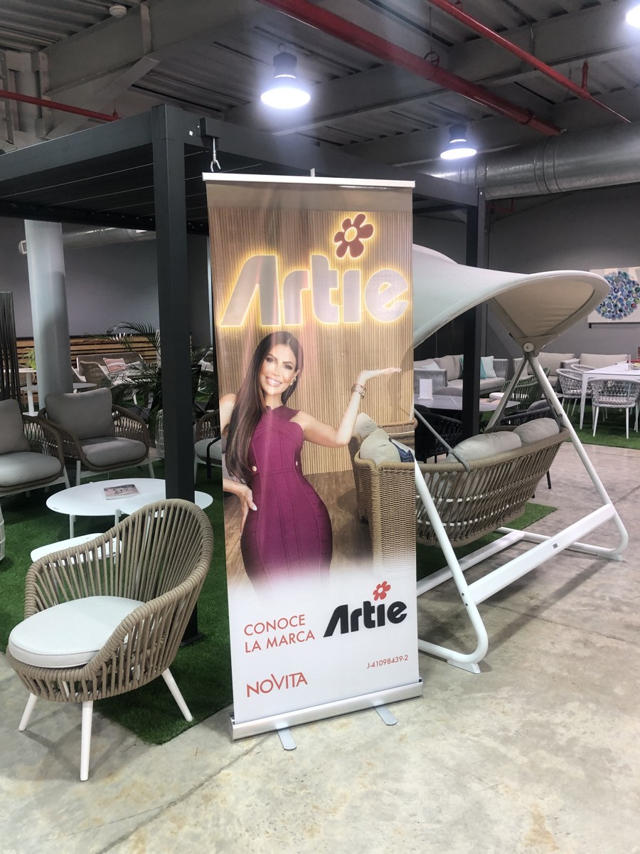 Roll-up-Banner im Showroom für die Marken Artie und Trimmel.