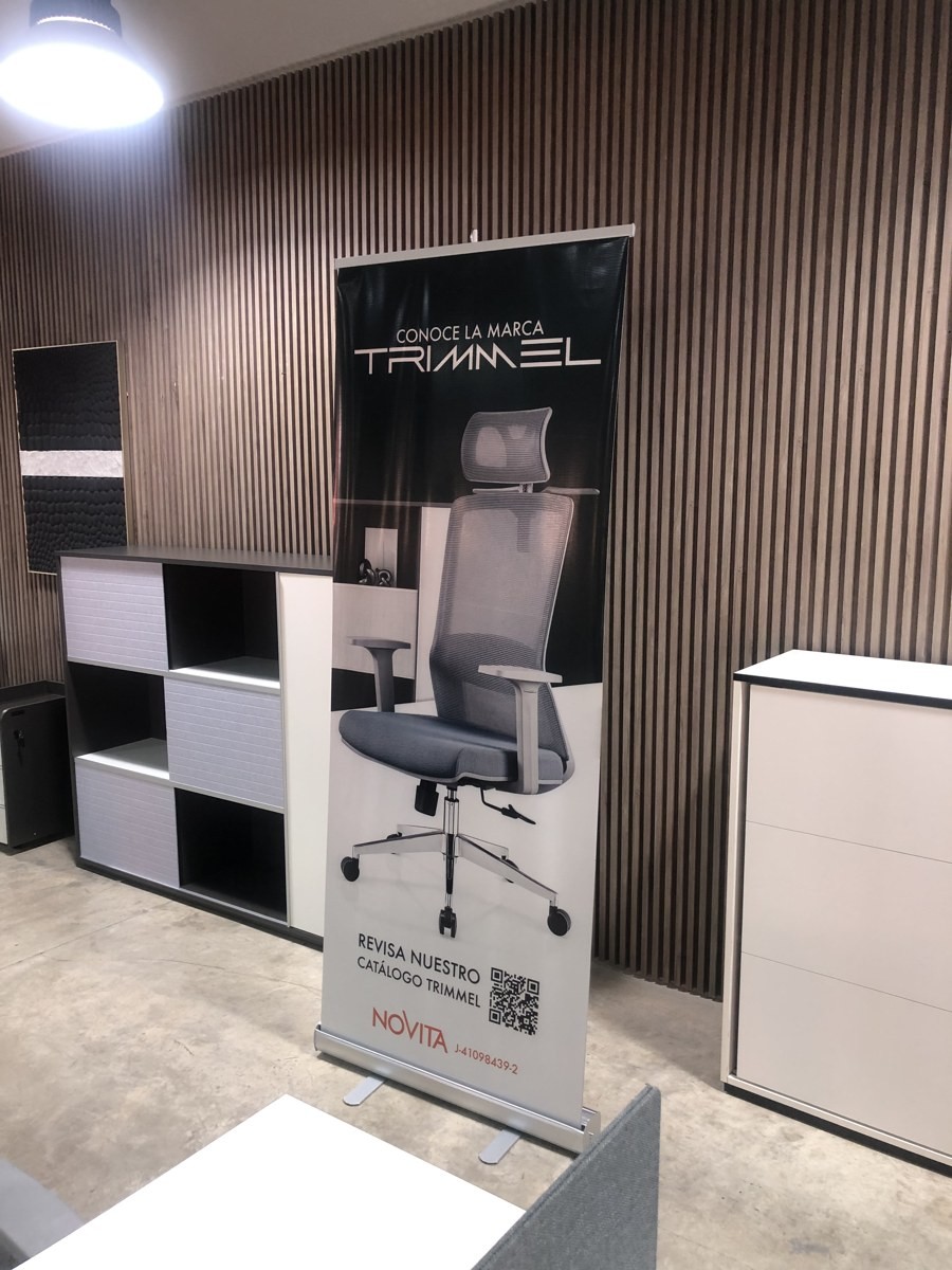 Roll-up-Banner im Showroom für die Marken Artie und Trimmel.