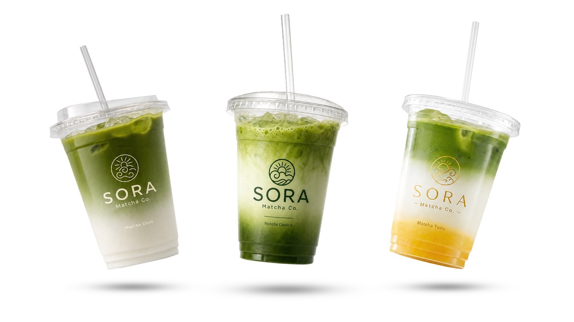 Die drei Sorten der fiktiven Marke SORA: Matcha Clásico, Matcha Yuzu und Matcha Coco – mit KI erstellt und in Photoshop zusammengestellt.